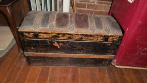 antique-trunk-be