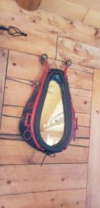Horse_collar_mirror_red_hames_7_22