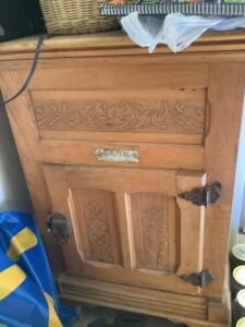 Antique_icebox_2023