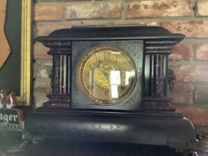 Antique_mantle_clock_23