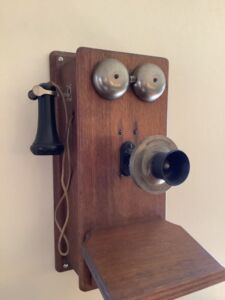 Antique_telephone_23