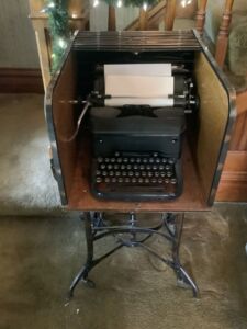 Antique_typwriter_table_24