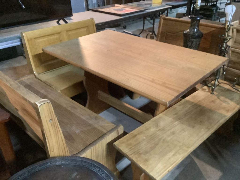 Breakfast_nook_table_2_26