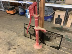 Antique_water_pump_5_26