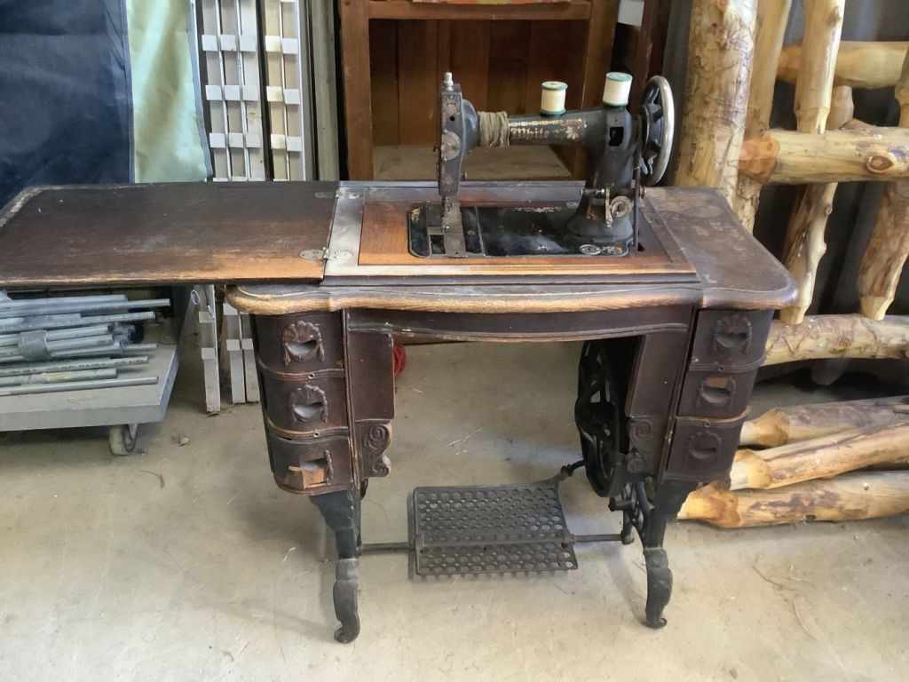 White_sewing_machine_6_26