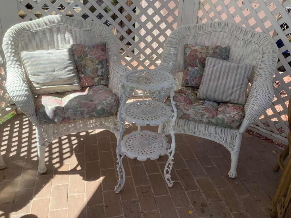 White_wicker_chairs_9_26